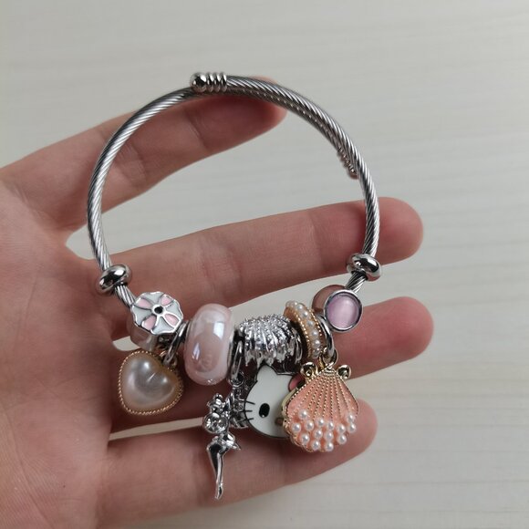 😍⭐Hello Kitty Charm Pendant Tone Bangle Bracelet - Picture 1 of 3